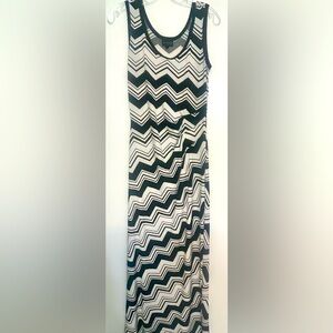Enfocus woman’s black/white maxi round-neck sleeveless dress Size 6